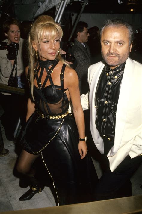 abiti disegnati da gianni versace|Versace reinventa l'abito disegnato da Gianni per Donatella.